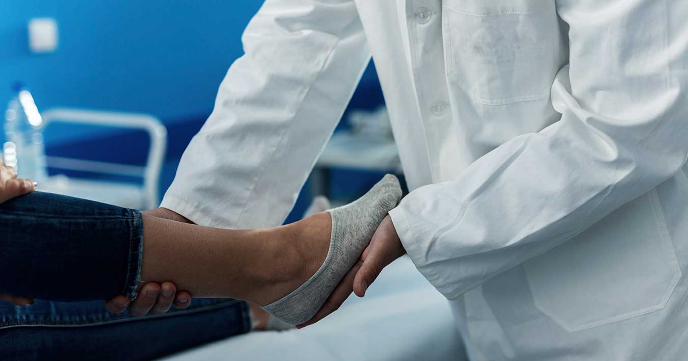 Ιατρός εξετάζει το πόδι ενός ασθενούς σε ένα γραφείο ιατρικό.